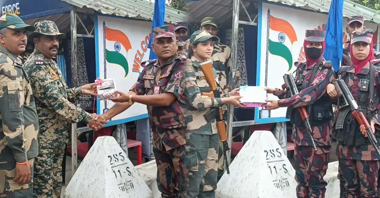 হিলি সীমান্তে মিষ্টি উপহার বিজিবি ও বিএসএফ